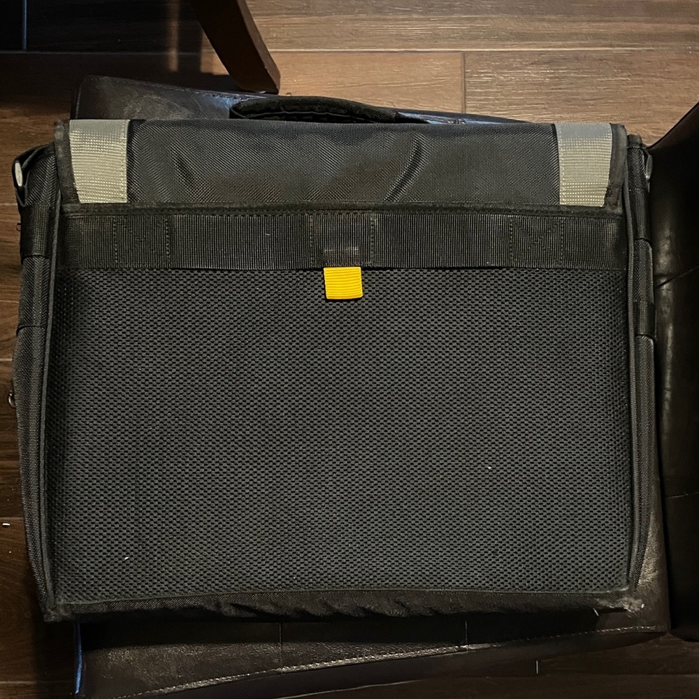 Targus Black and Tan computer Bag - Picture 3 of 4